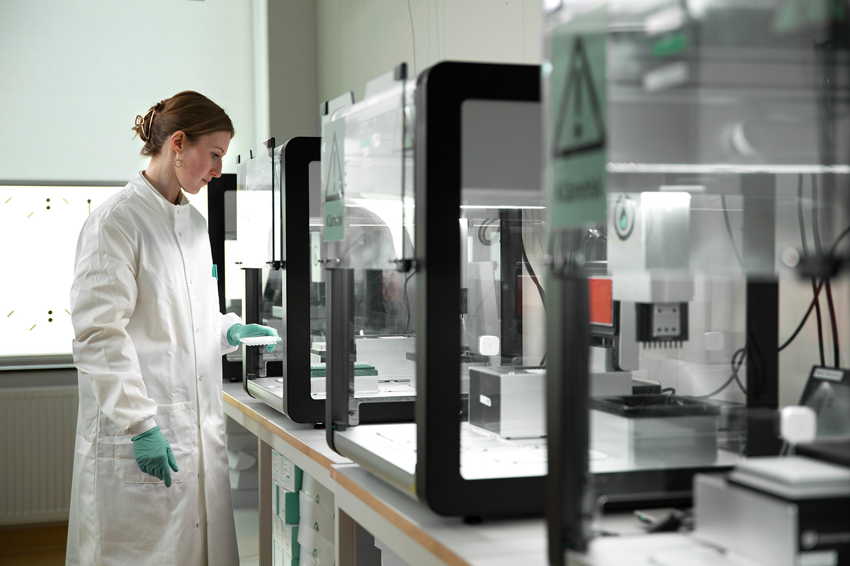 Laboratorieforskare vid analysinstrument i Rarity Bioscience labbmiljö