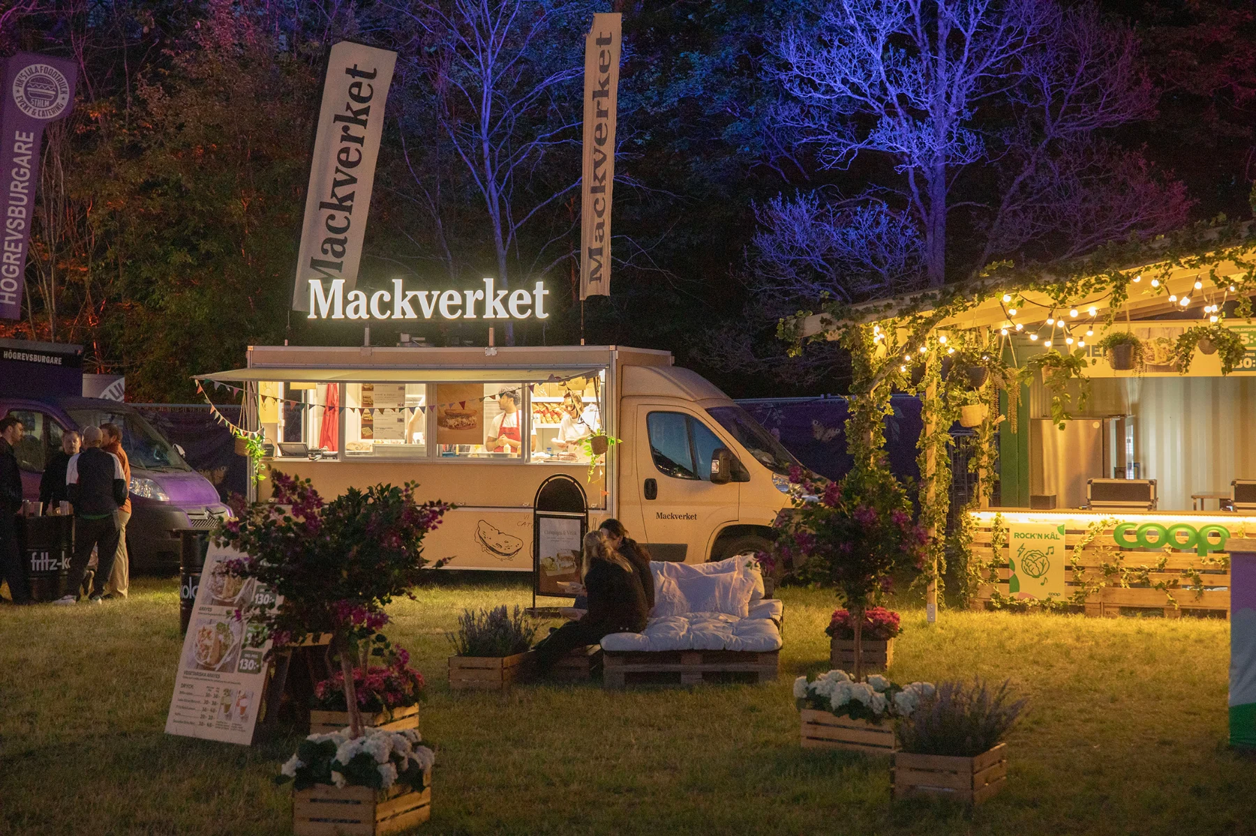 Mackverkets foodtruck kvällsbelyst vid ett evenemang
