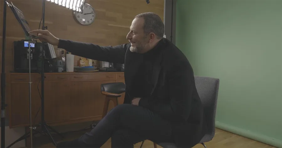 Person på en inspelningsplats justerar en studiolampa