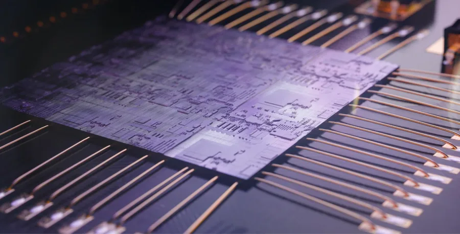 Närbild på ett chip med anslutningar, 3D-visualisering