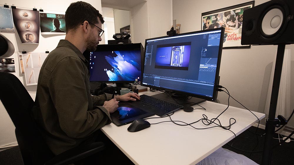 Person arbetar med 3D-visualisering vid två skärmar