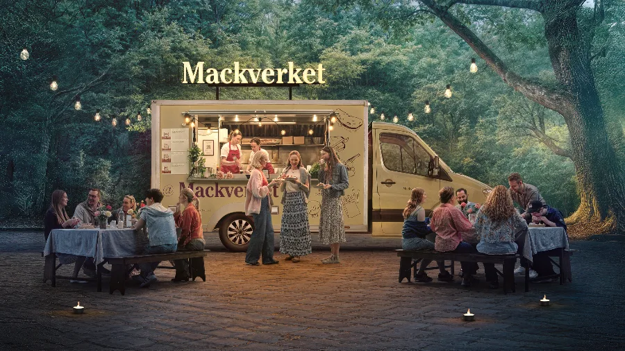 Mackverkets foodtruck i skogsmiljö med gäster vid långbord