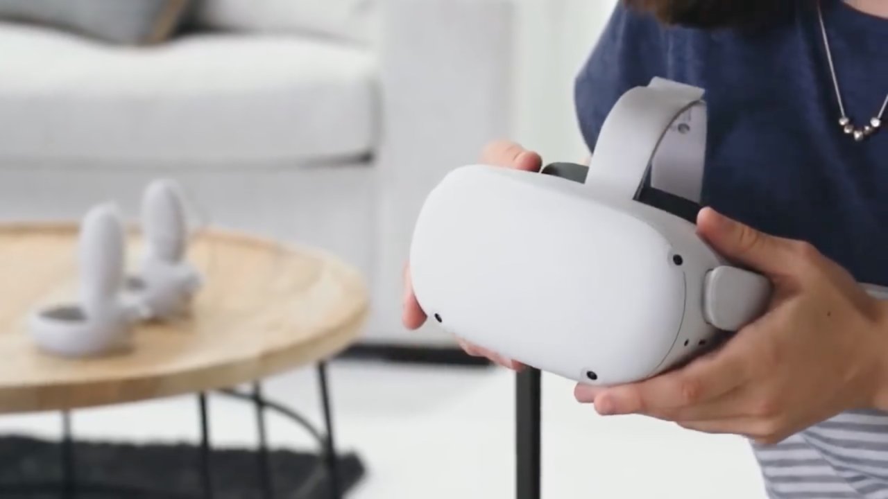 Person håller VR-headset och handkontroller